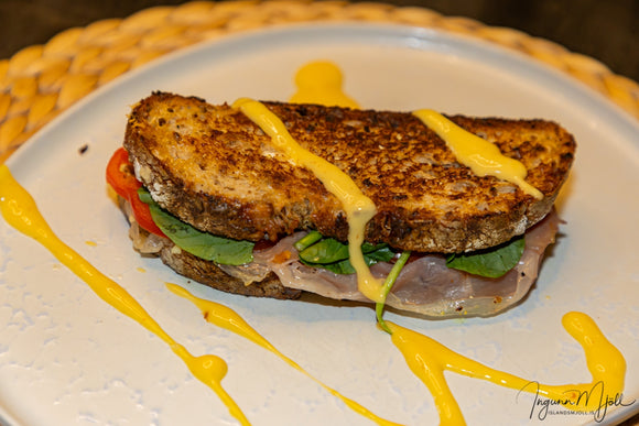 Súrdeigssamloka með hráskinku