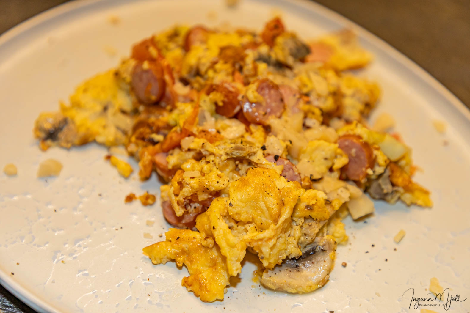 Eggjakaka með beikon pylsum ofl