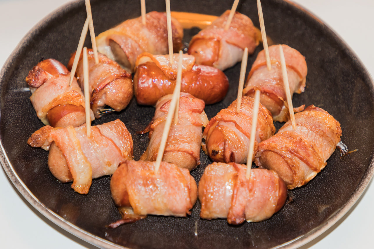 Beikon vafðir pylsubitar