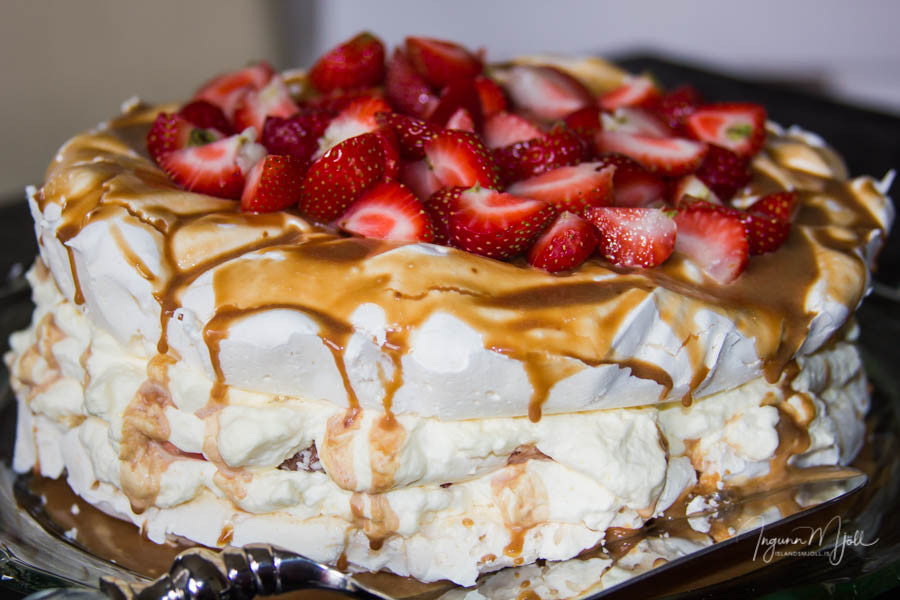 Marensterta með kókosbollum.