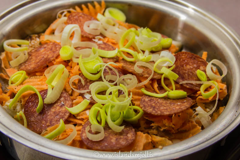 Fiskur í felum með pepperóní og pastasósu.