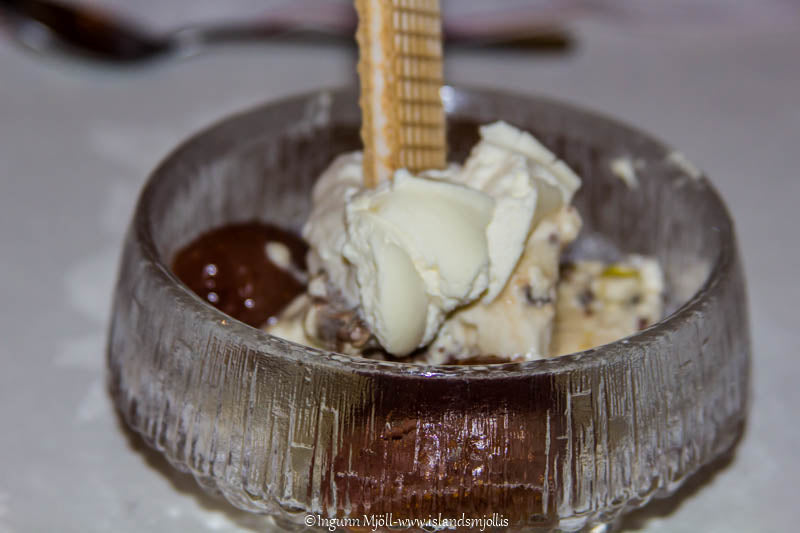 Ís með fylltu súkkulaði.